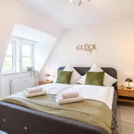 Erzglueck Modernes Dachgeschoss-apartment I Nahe Altstadt I Stellplatz & Waschmaschine *